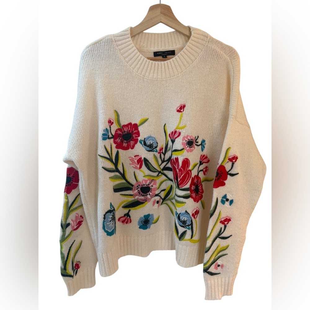 Romeo & Juliet Couture Embroidered Floral Knit Oversized Sweater Off White Sz M